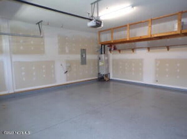 Building Photo - 4 Bedroom 2.5 Bathroom home located in Carolina Subdivision