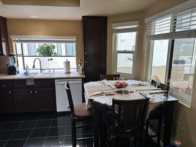 Building Photo - Outstanding Chula Vista Condo