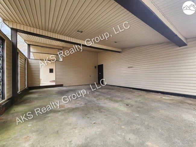 Building Photo - 1613 Stonewall Dr