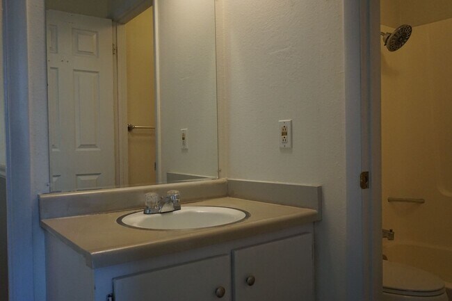 Building Photo - Cozy South Salt Lake 2 Bedroom 1 Bath