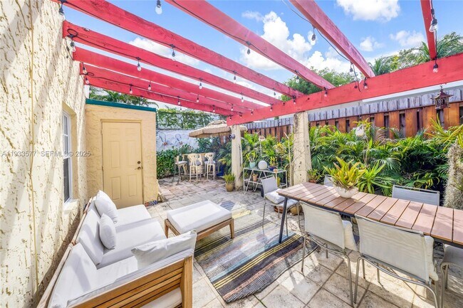 Building Photo - 1840 Tigertail Ave