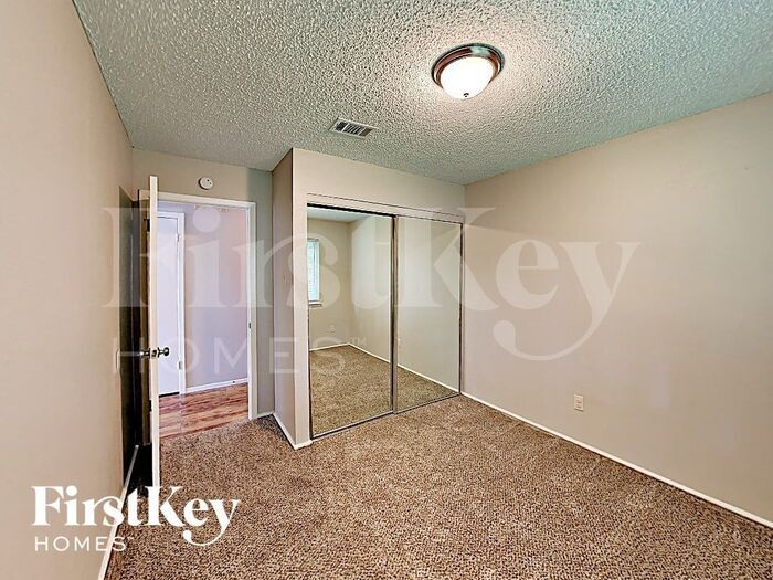 Building Photo - 4810 Glenvillage St