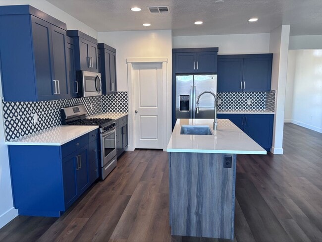 Building Photo - 3 bed | 2.5 bath single story with office