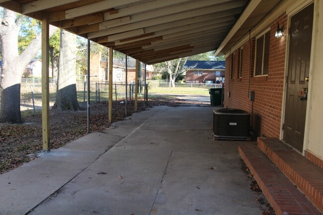 Building Photo - 2105 Evergreen Dr