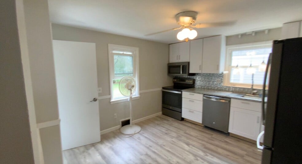 Building Photo - 73 Kenway Dr