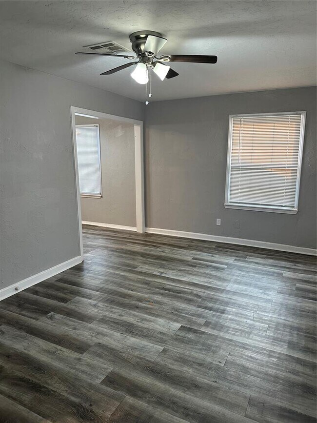 Building Photo - 220 W Jacobs Dr