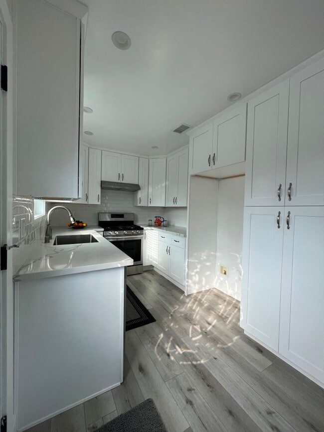 Building Photo - 2BR ADU w/dishwasher, in-unit laundry + ou...