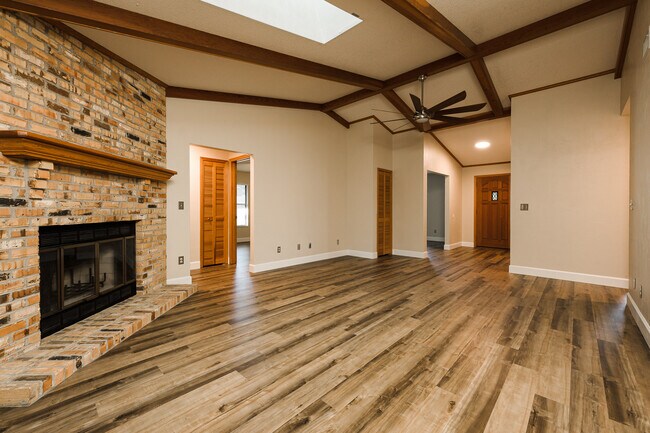 Building Photo - 1523 Poplar Dr