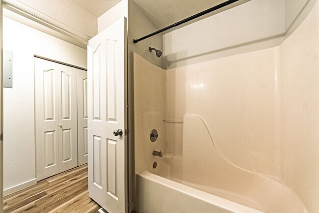 Building Photo - 1423 Anita St