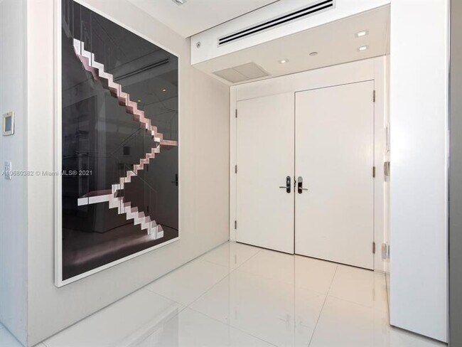 Building Photo - 17121 Collins Ave