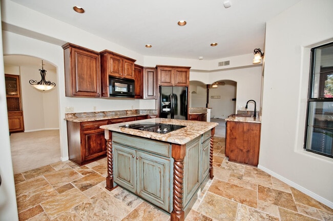 Building Photo - 2322 S Rogers Cir