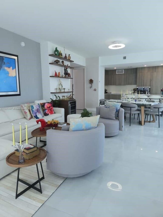 Primary Photo - 17550 Collins Ave