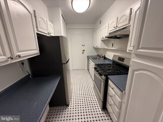 Building Photo - 4201 Cathedral Ave NW