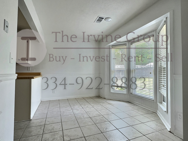 Building Photo - 3 bed 2 bath with 2 car garage