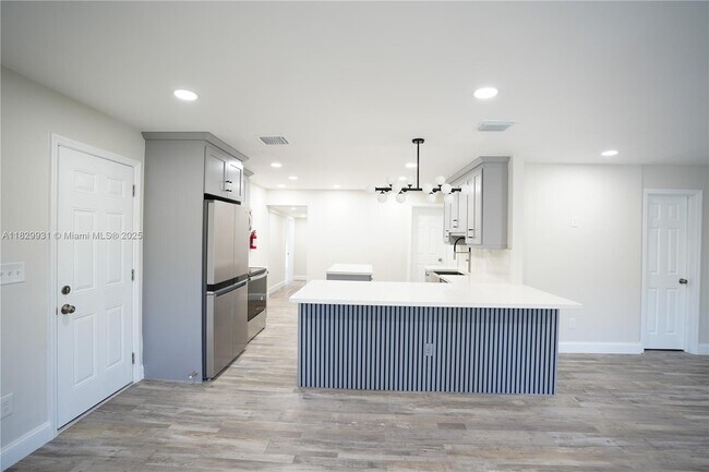 Building Photo - 2573 Conroy Dr