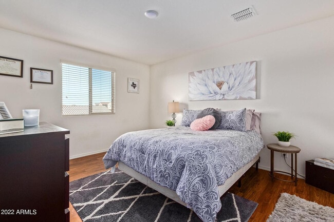 Building Photo - 30517 N Oak Dr