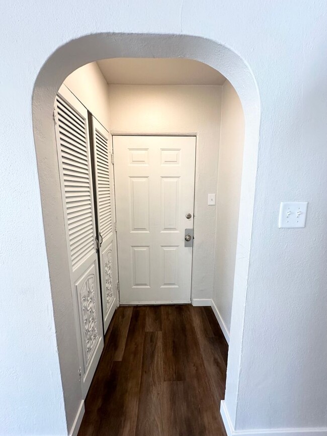 Building Photo - Adorable remodeled in 2023 2 bedroom 1 bathroom duplex available soon!