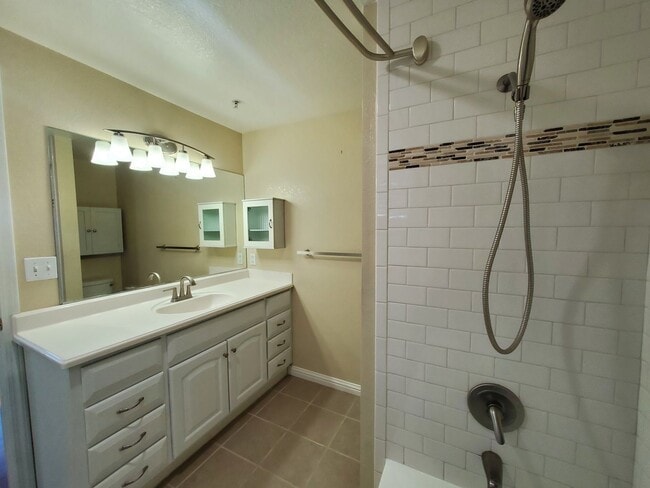 Building Photo - Spacious 2 bedroom 2 bath condo with perfect floor plan