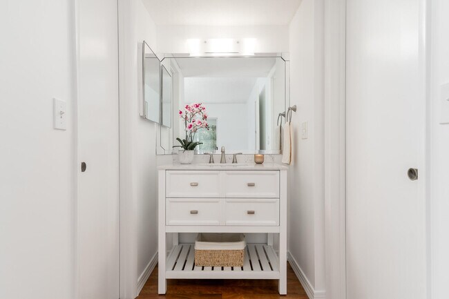 Building Photo - 3254 SE Aster Ln