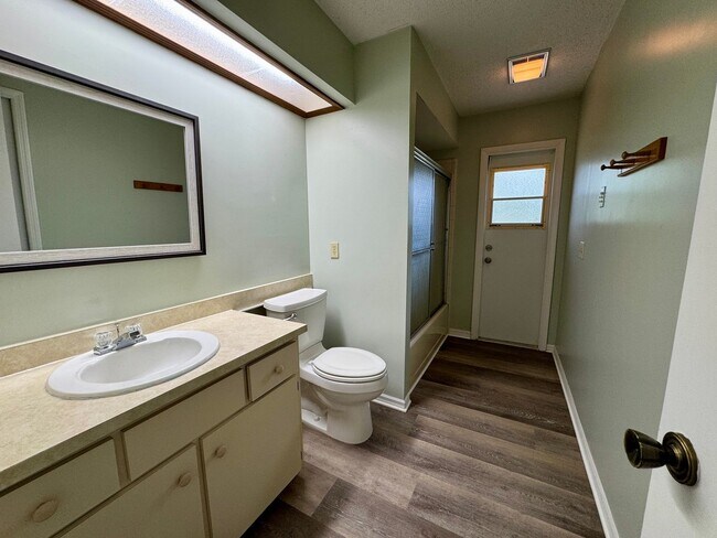 Building Photo - Fantastic 3/2 Sorrento Home with HOA!