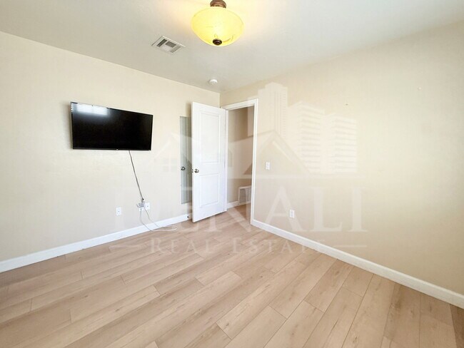 Building Photo - 1326 W Palm Ln