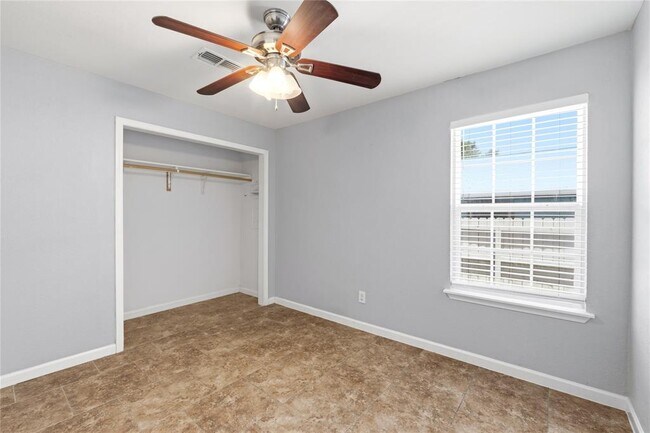 Building Photo - 7000 Shannon Dr