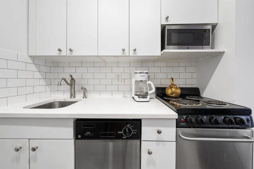 Building Photo - 132 E 45th St