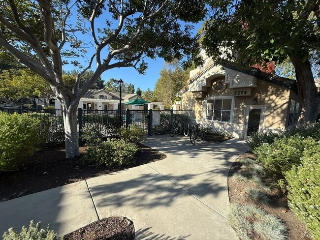 Building Photo - 1BR/1BA Condo w/ ASSIGNED PARKING for rent near Del Mar AVAILABLE NOW!