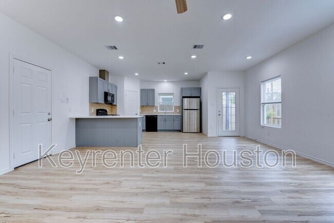 Building Photo - 8203 Woodlyn Rd