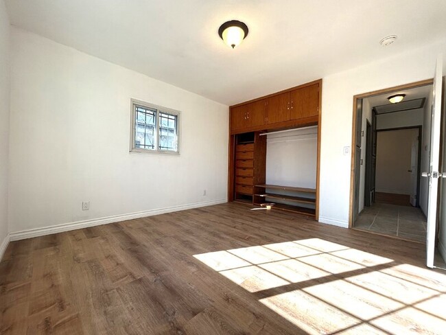 Building Photo - 439 W Buckthorn St
