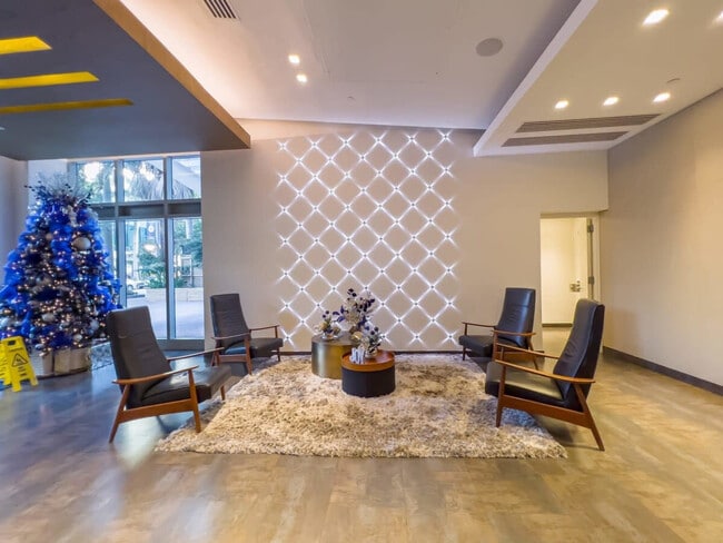 Building Photo - 3256 NE 1st Ave