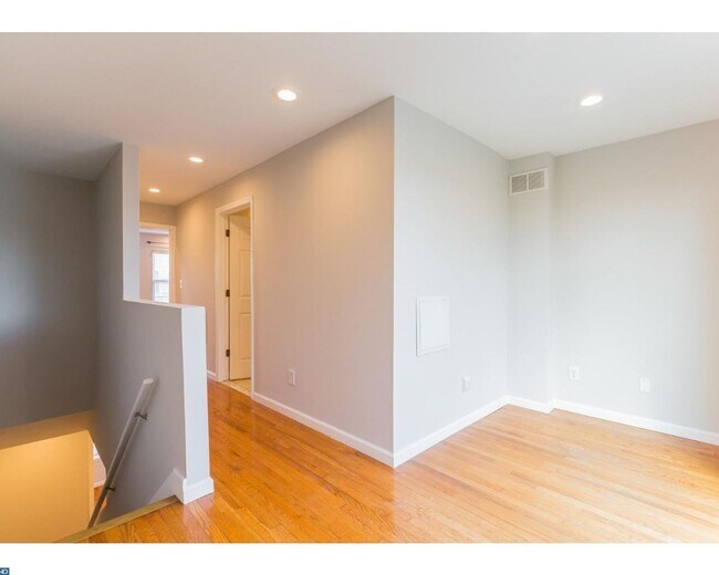 Building Photo - Point Breeze Townhome
