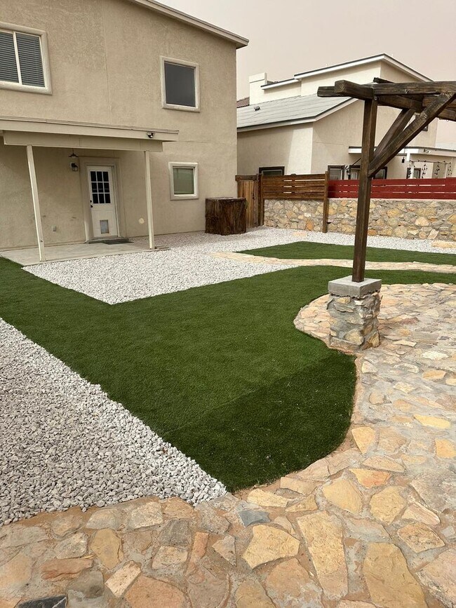 Building Photo - Beautiful East side House with 3 beds-2.5 ...