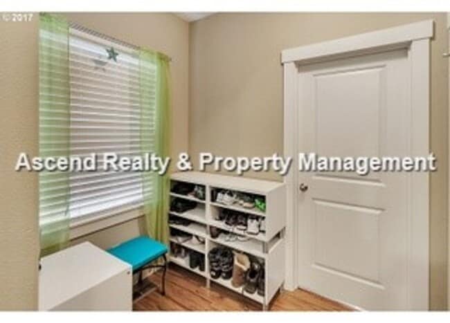 Building Photo - **Move In Special** Heart of Hillsboro HiTech 3 Bed Townhome Attached Garage 1 Small Pet w/Pet Rent