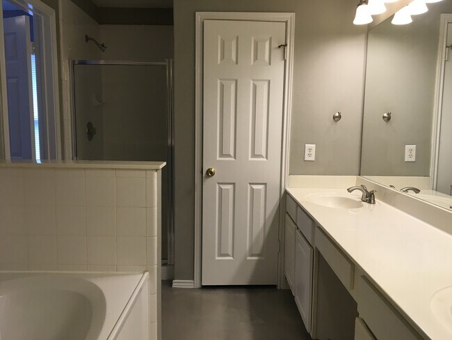 Building Photo - Welcome home to 824 Crossbranch!