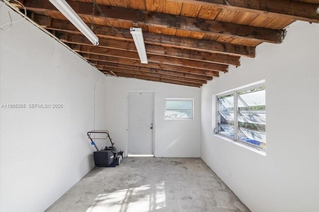 Building Photo - 1400 NE 43rd Ct