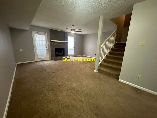 Building Photo - 2 BD, 2 1/2 BA, Townhome in Jacksonville.