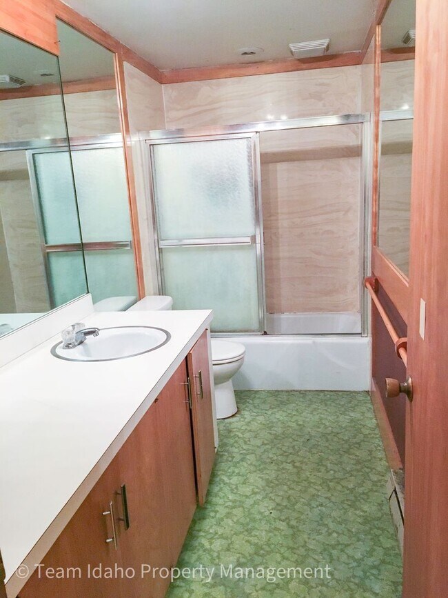 Building Photo - Taylor Ave Tri-Plex