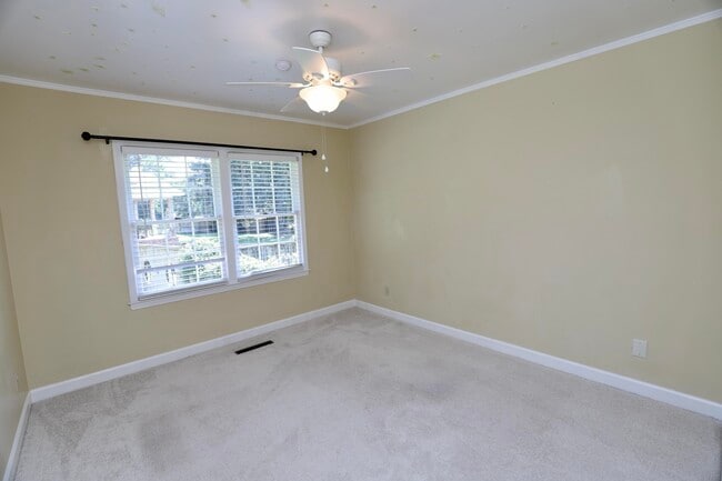 Building Photo - 549 Pringle Dr