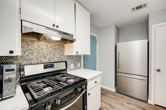 Building Photo - 838 N Meadows Dr