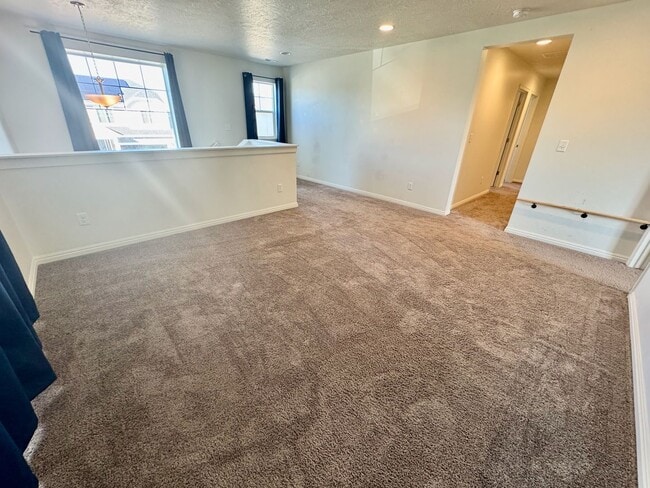 Building Photo - Your Home Is Ready For You!!