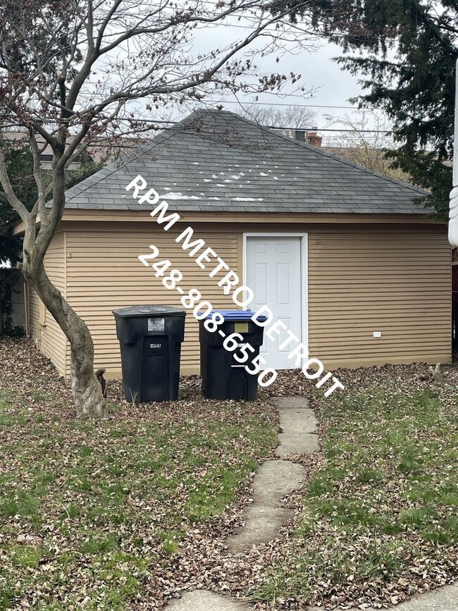 Building Photo - Renovated Colonial Home in Detroit