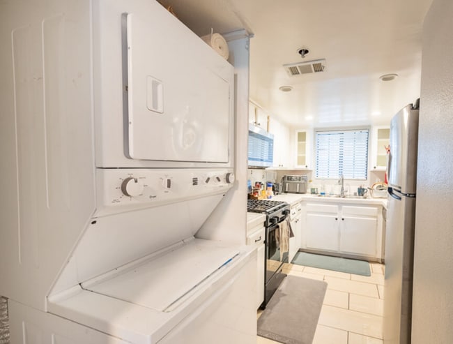 Building Photo - Beautiful Renovated 2 Bedroom Condo with Laundry Hookups, Private Patio, Secured Parking, Hardwoo...