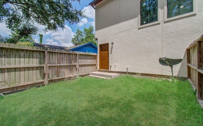 Building Photo - 1718 Roxella St