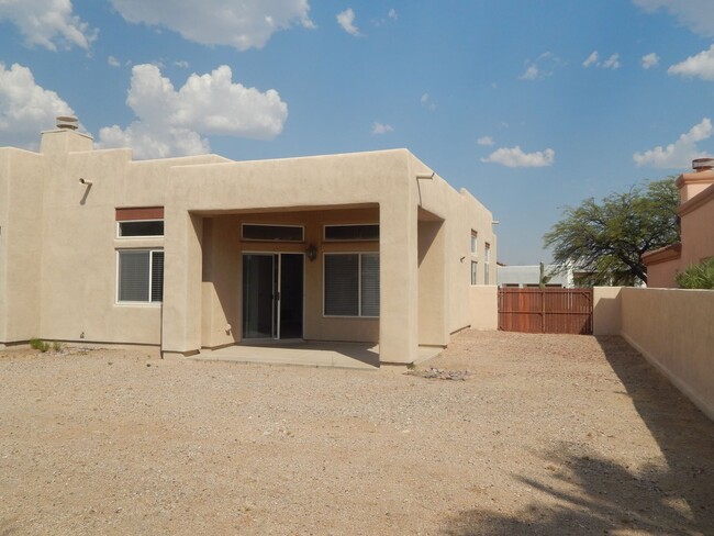 Building Photo - Great 3 Bedroom 2 Bath Home with Den & 3 C...