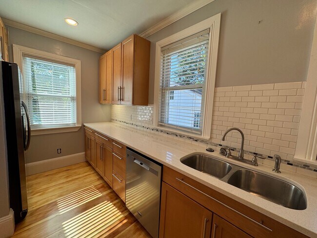 Building Photo - Spacious 4-Bedroom Townhouse with Garage &...