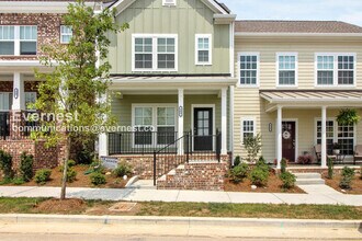 Building Photo - 3 Bed/2.5 Bath Townhome with Fenced Yard & Carport / Coming Soon!
