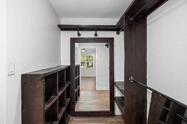 Building Photo - 115 Country Club Dr