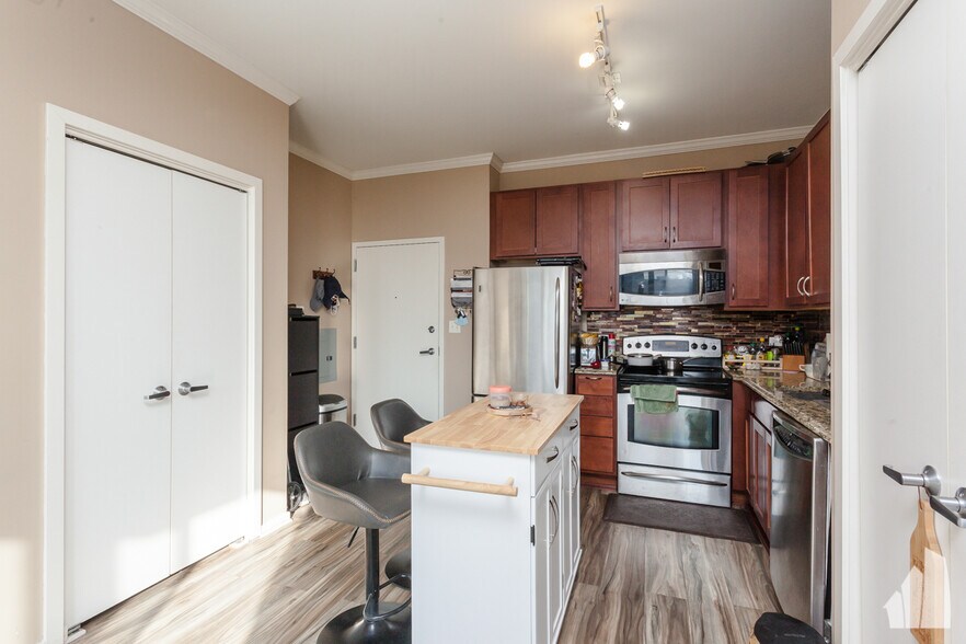 Building Photo - 1 E 8th St