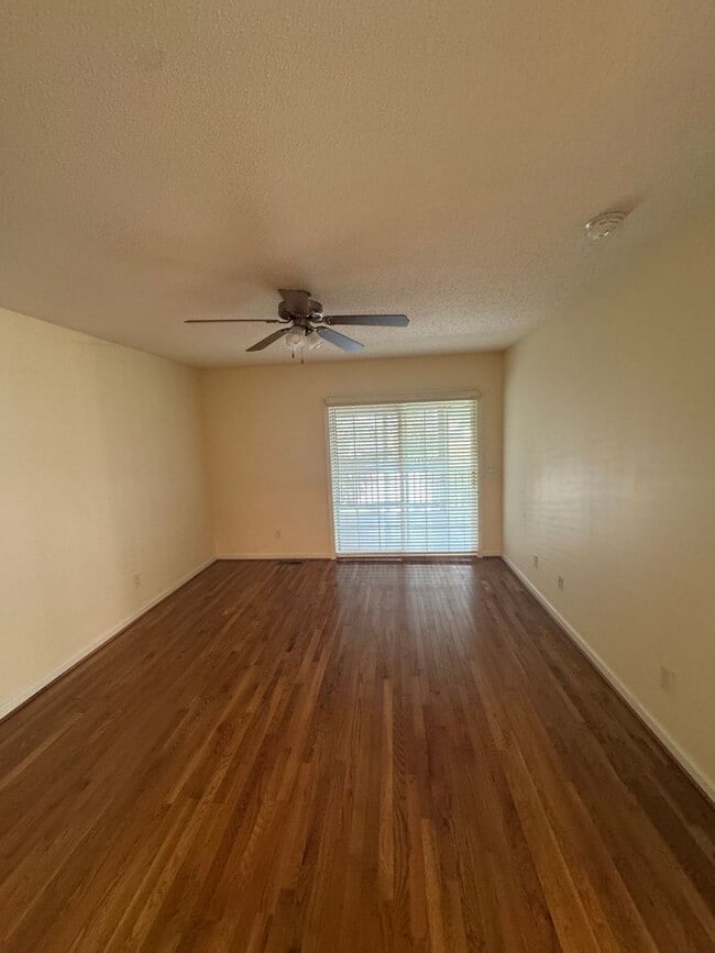 Building Photo - Charming Updated Townhouse in Bristol, VA